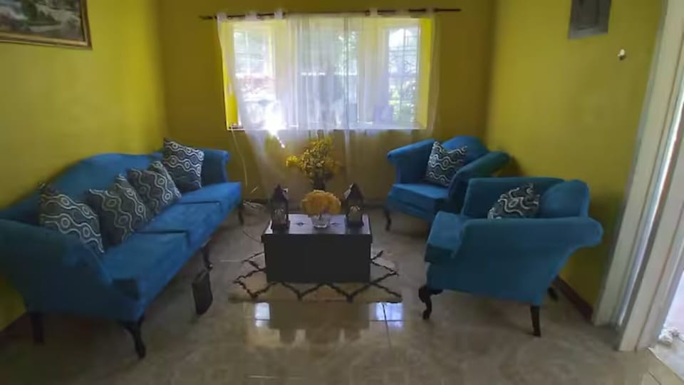 House, 3 Bedrooms, Smoking, Patio | Living room