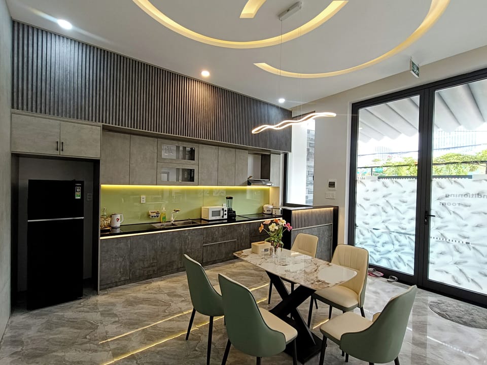 Family Room | Private kitchen | Fridge, microwave, stovetop, electric kettle
