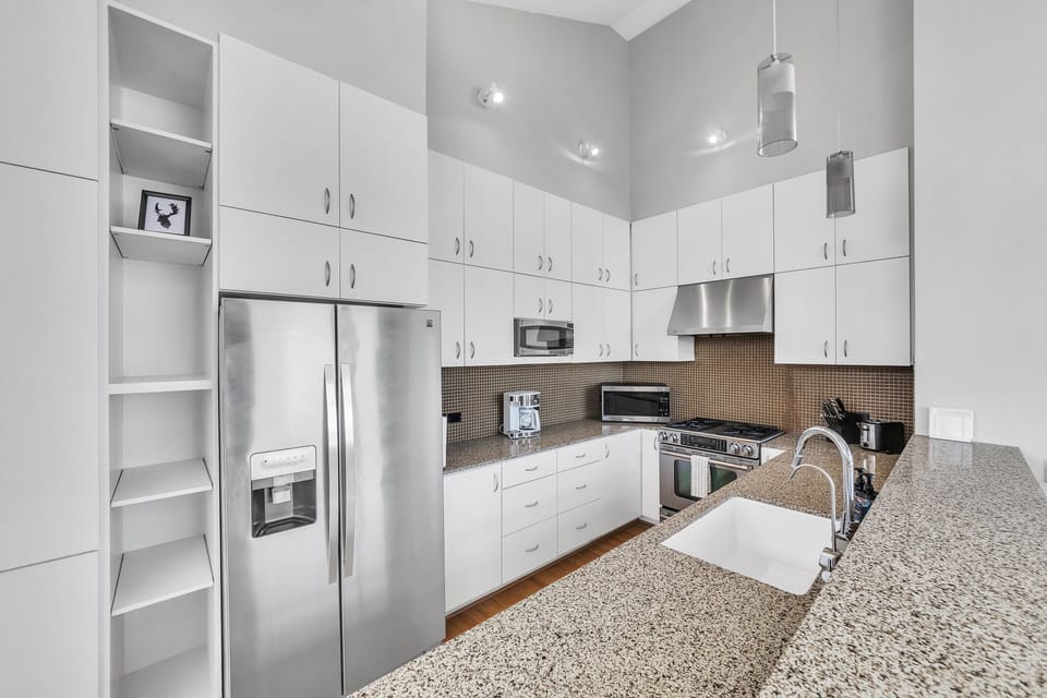 Townhome, 3 Bedrooms | Private kitchen | Fridge, oven, coffee/tea maker, electric kettle