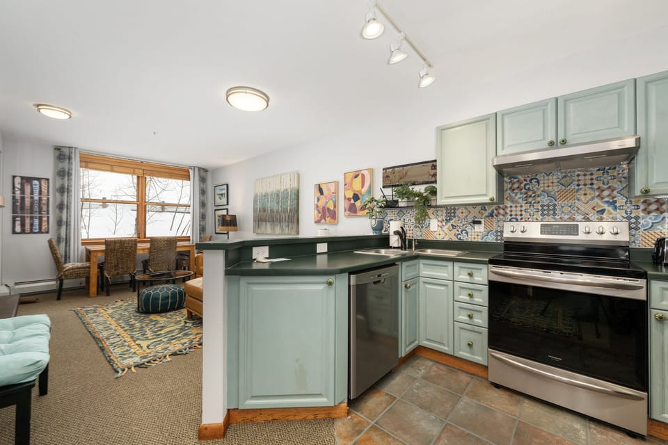 Condo, 1 Bedroom | Private kitchen | Coffee/tea maker, fridge, oven, toaster