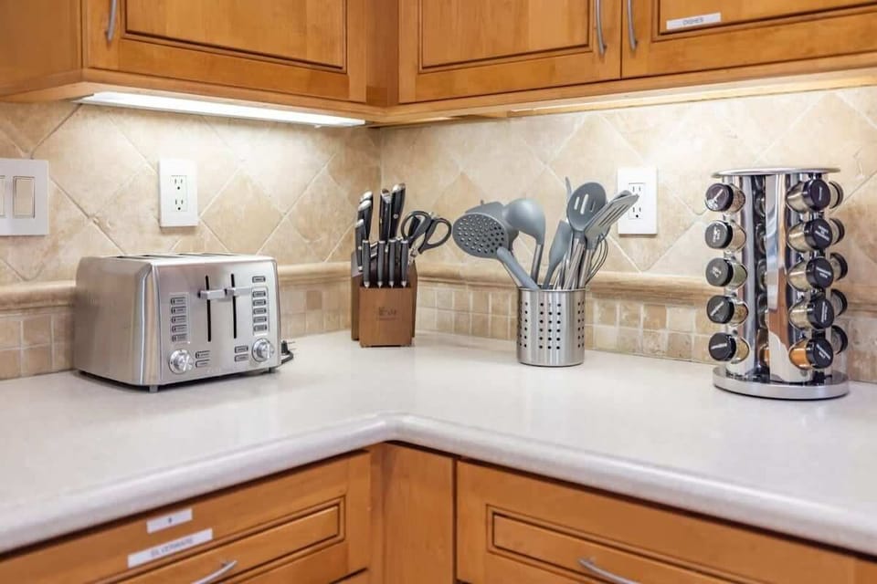 House (4 Bedrooms) | Private kitchen | Microwave, oven, coffee/tea maker, electric kettle