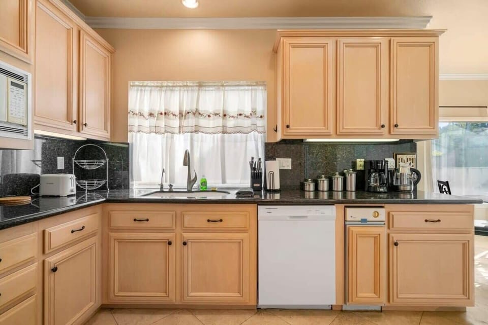 House, Private Pool, Mountain View (4 Bedrooms) | Private kitchen | Fridge, microwave, dishwasher, espresso maker