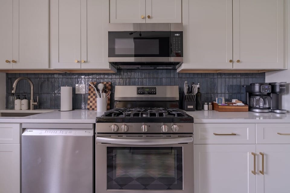 Sure, this is an apartment, but this kitchen would make any home happy! It`s got everything!