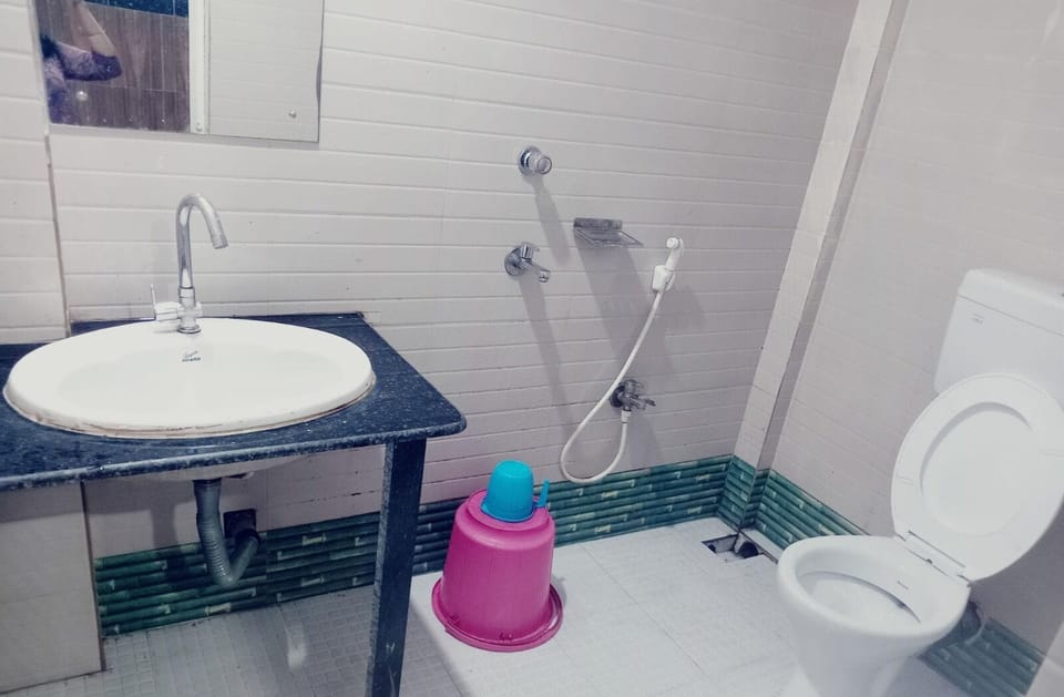 Shower, rainfall showerhead, free toiletries, towels