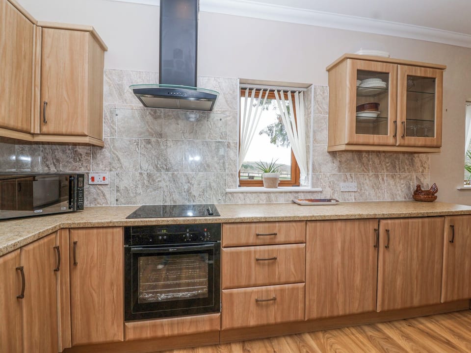Fridge, microwave, dishwasher, cookware/dishes/utensils