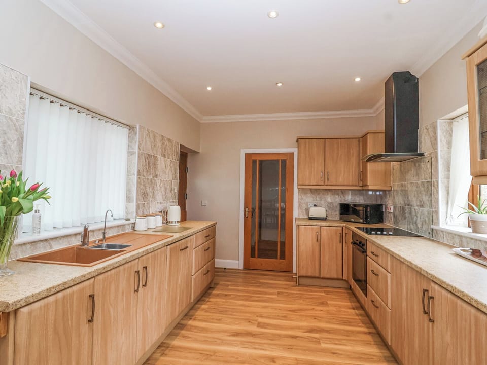 Fridge, microwave, dishwasher, cookware/dishes/utensils