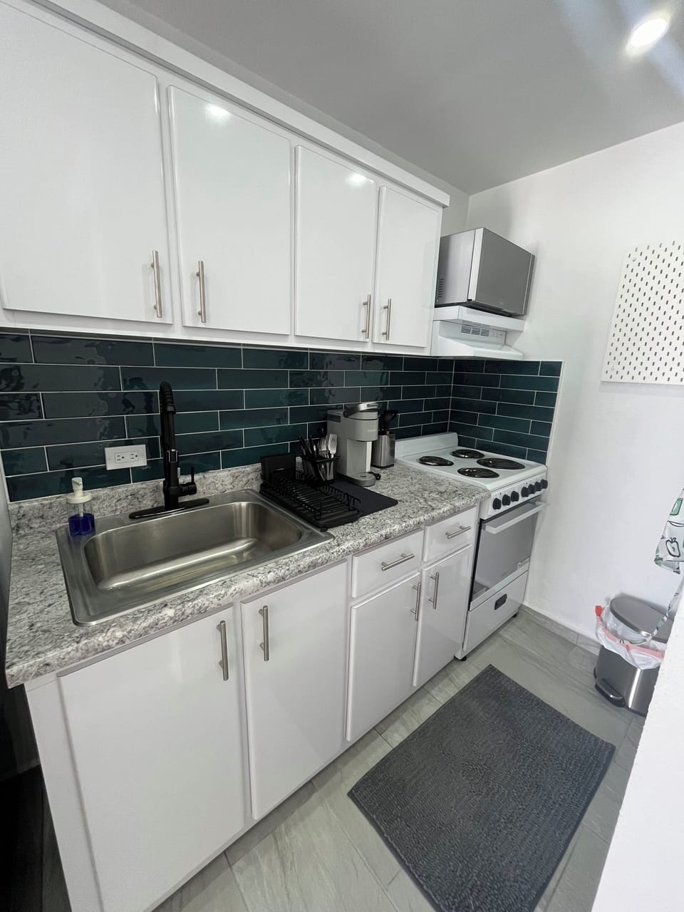Comfort Apartment, Kitchen, Poolside | Private kitchen | Toaster
