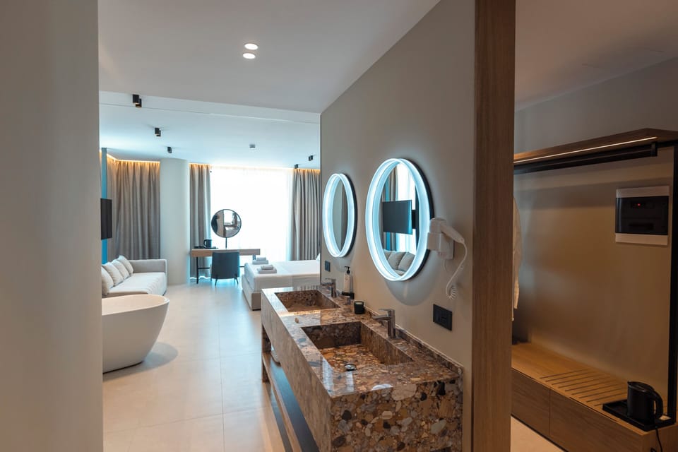 Deluxe Suite, Balcony | Bathroom | Shower, hair dryer, towels, soap