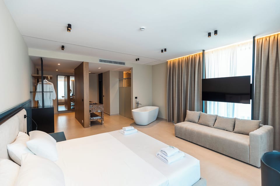 Deluxe Suite, Balcony | Desk, soundproofing, free WiFi, bed sheets