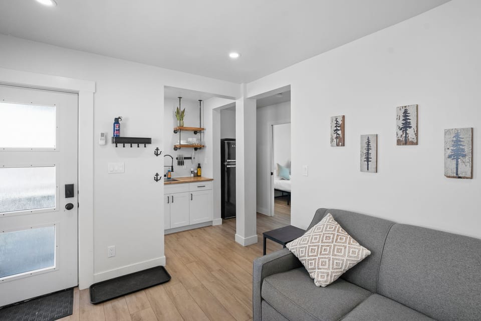 Standard Suite, Private Bathroom (Unit 4- Cedar) | Interior