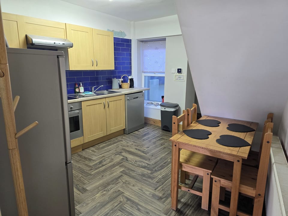 Cottage | Private kitchen | Fridge, microwave, oven, stovetop