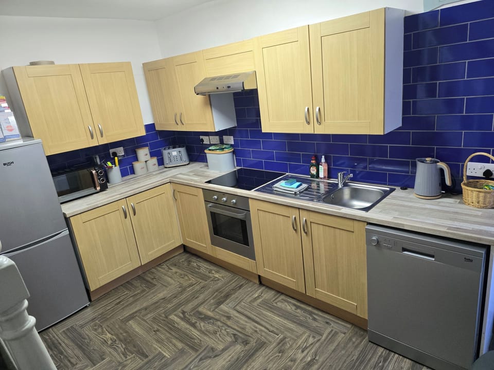 Cottage | Private kitchen | Fridge, microwave, oven, stovetop