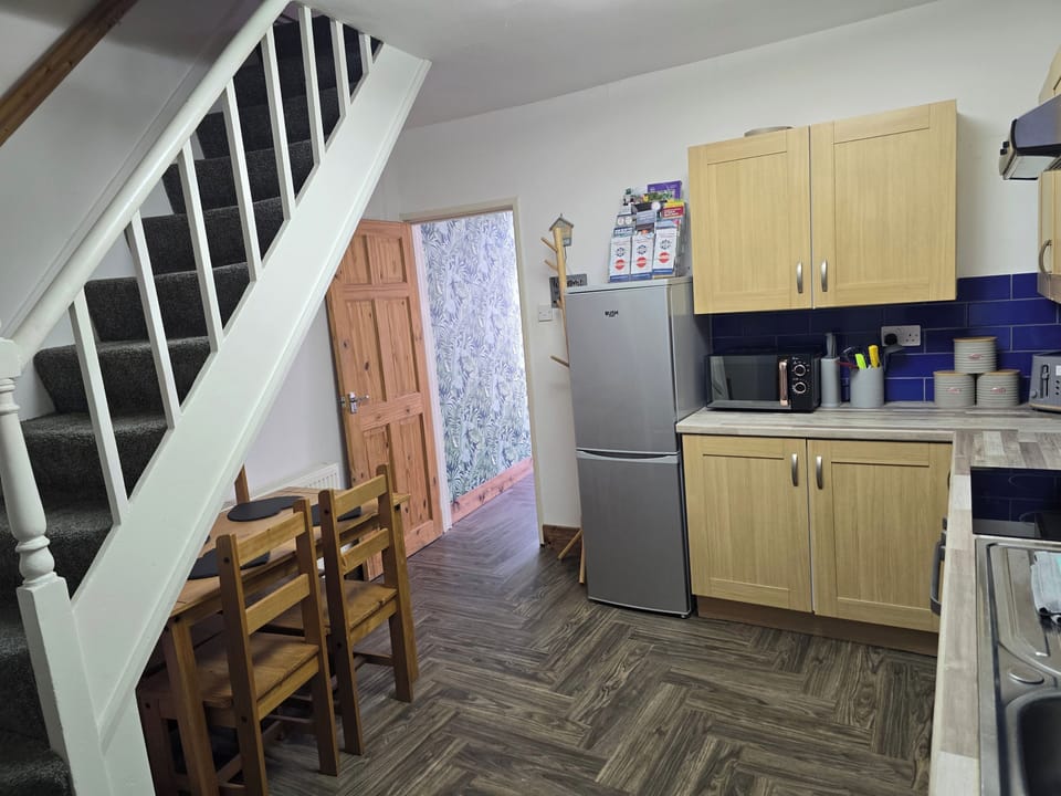 Cottage | Private kitchen | Fridge, microwave, oven, stovetop