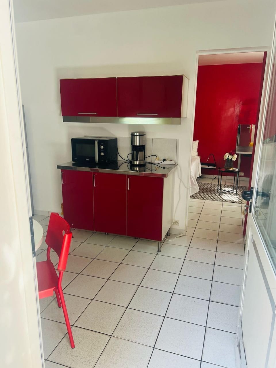 Deluxe Studio, 1 King Bed, Courtyard View | Private kitchen | Electric kettle, rice cooker, freezer, paper towels