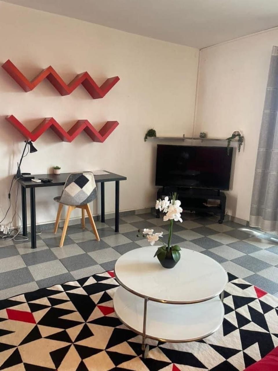 Luxury Studio Suite | Living room | Books