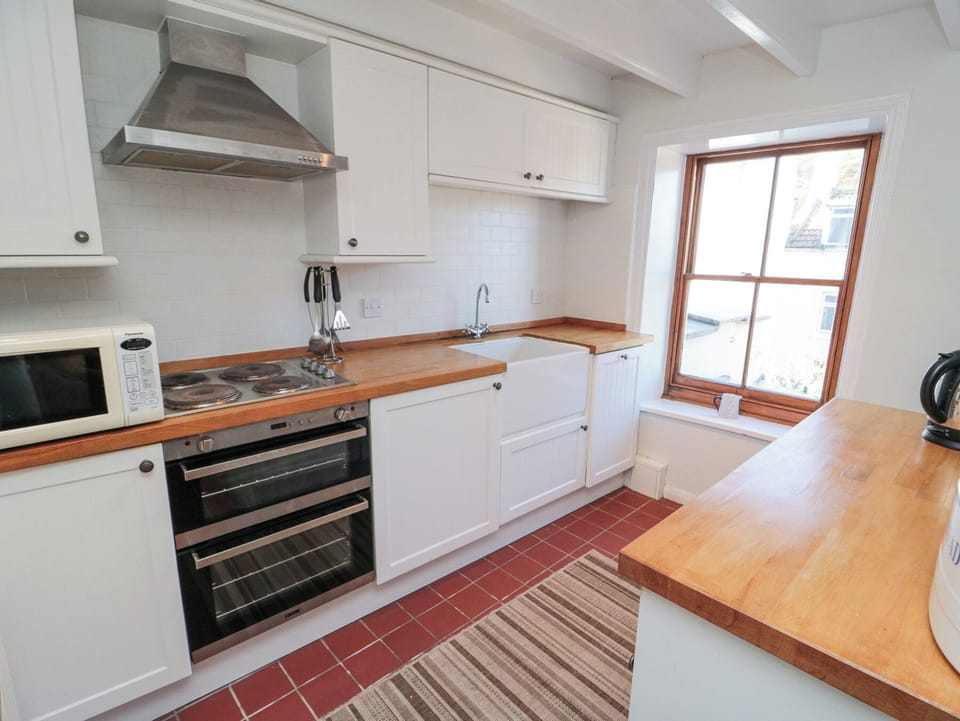 Fridge, dishwasher, toaster, cookware/dishes/utensils
