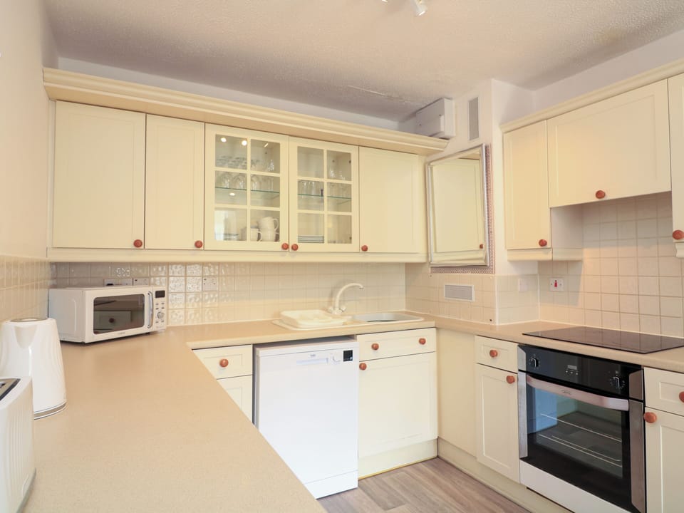 Fridge, microwave, dishwasher, cookware/dishes/utensils