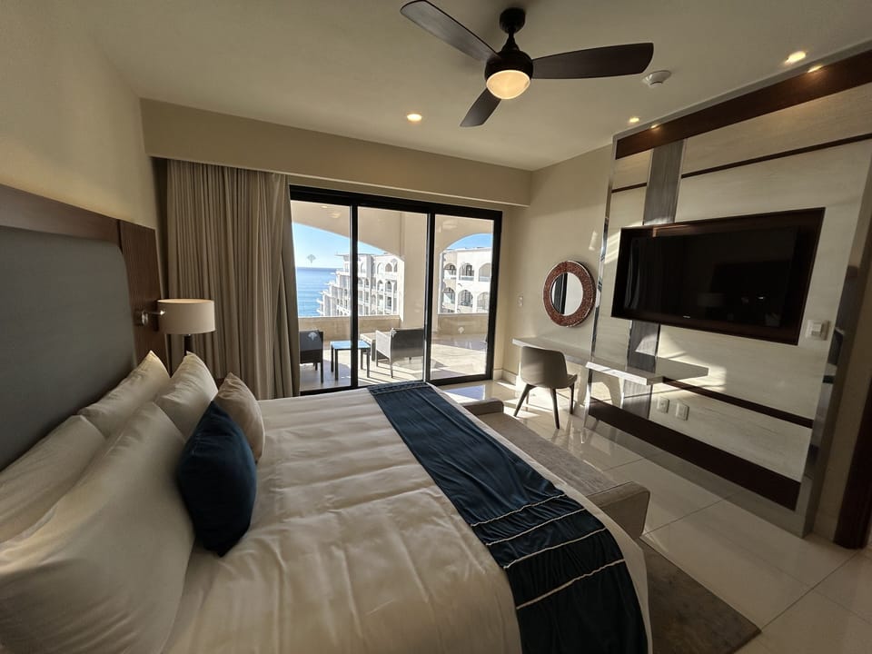 Spacious room with king size bed and ocean view