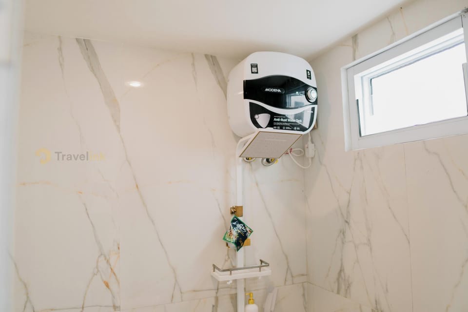Superior Twin Room, 2 Double Beds | Bathroom | Shower, slippers, bidet, towels