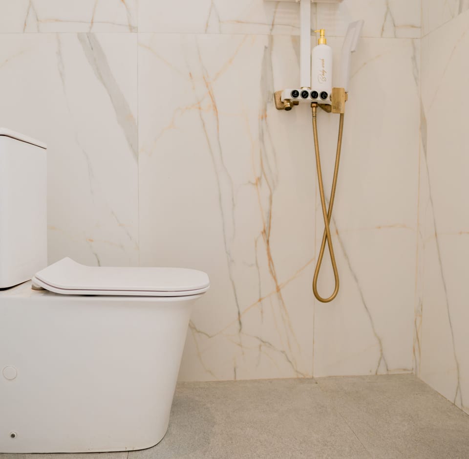 Superior Twin Room, 2 Double Beds | Bathroom | Shower, slippers, bidet, towels