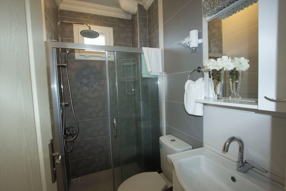 Classic Double Room, City View | Bathroom | Towels, soap, shampoo, toilet paper