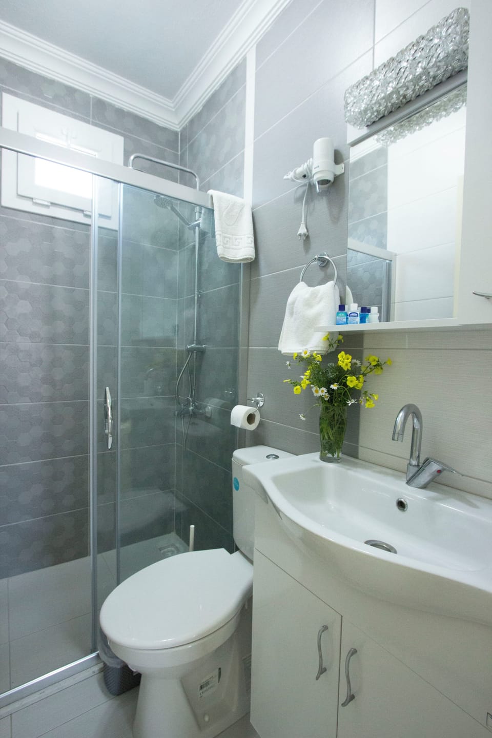 Classic Double Room, City View | Bathroom | Towels, soap, shampoo, toilet paper