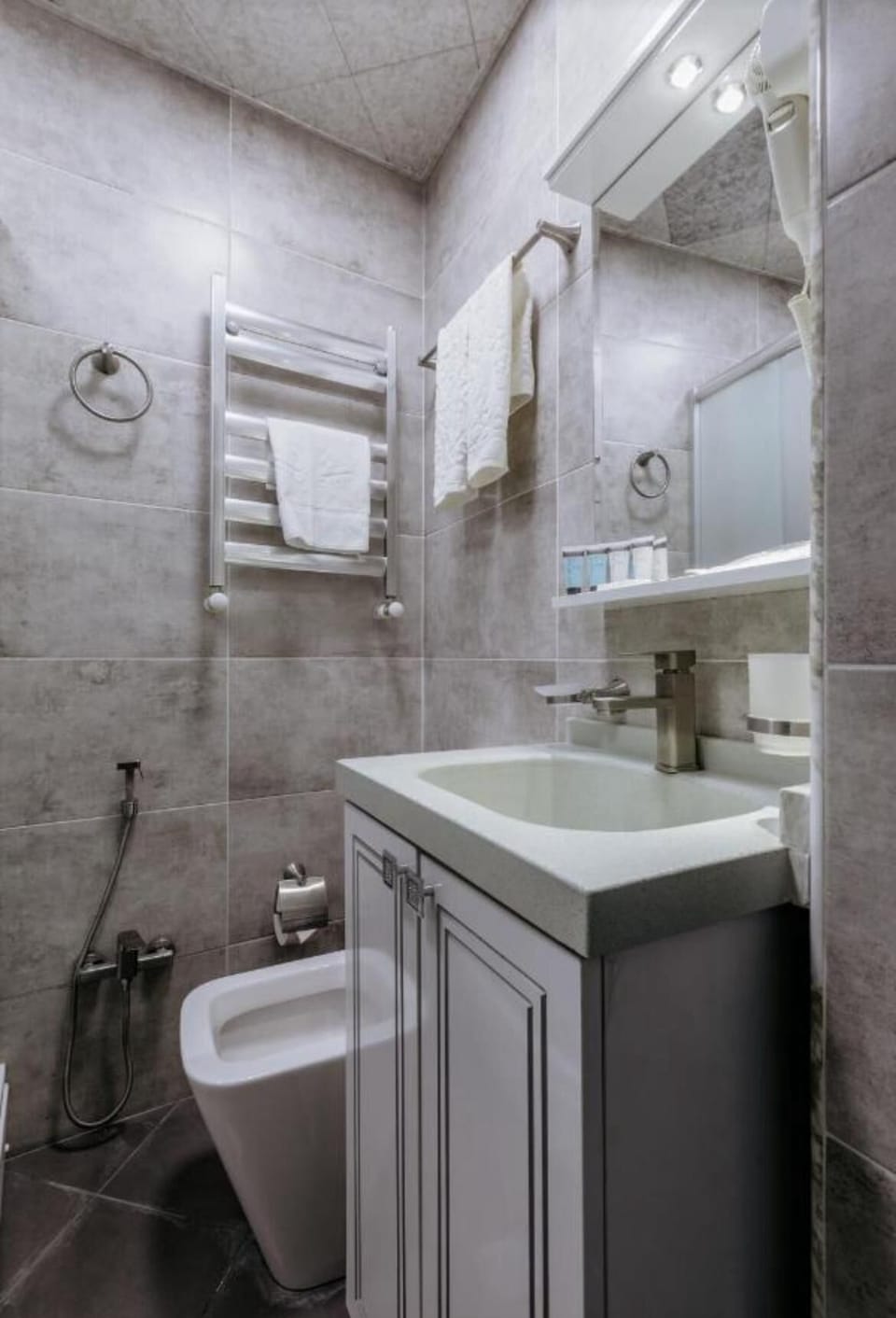 Shower, rainfall showerhead, free toiletries, hair dryer