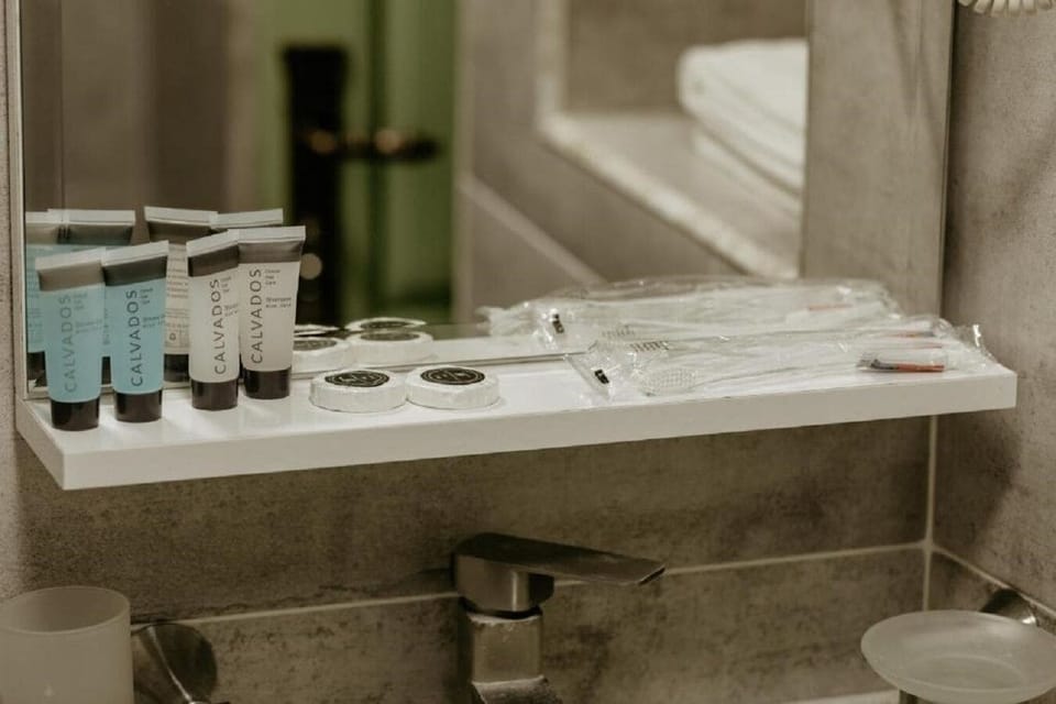 Shower, rainfall showerhead, free toiletries, hair dryer