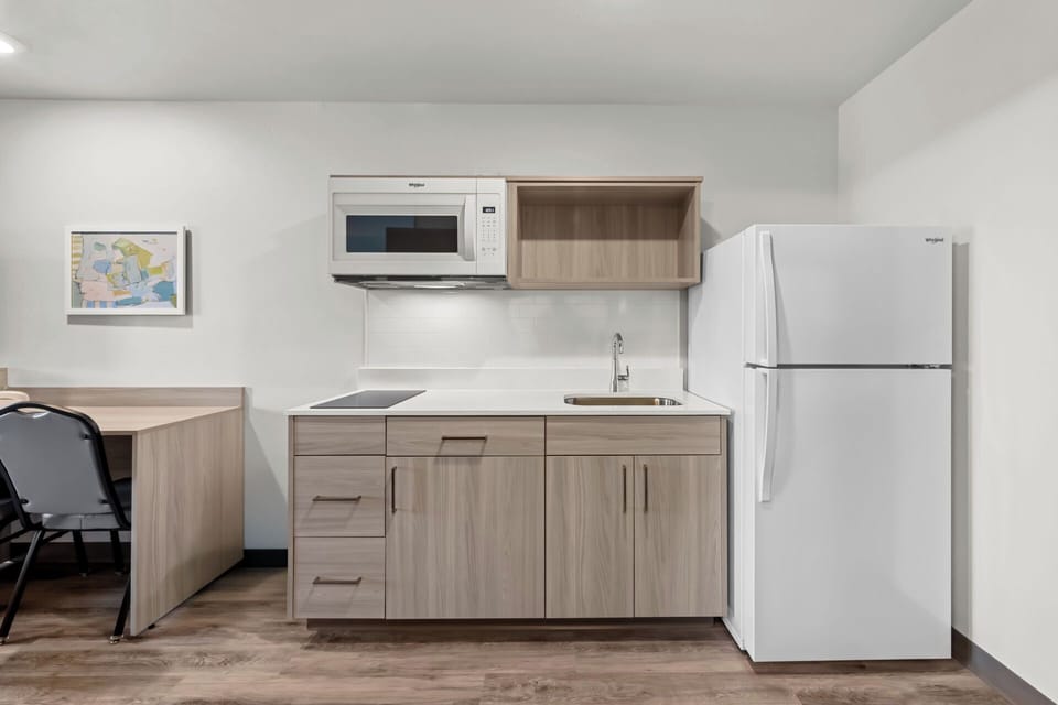 Room, 1 Queen Bed, Non Smoking | Desk, laptop workspace, blackout drapes, free WiFi