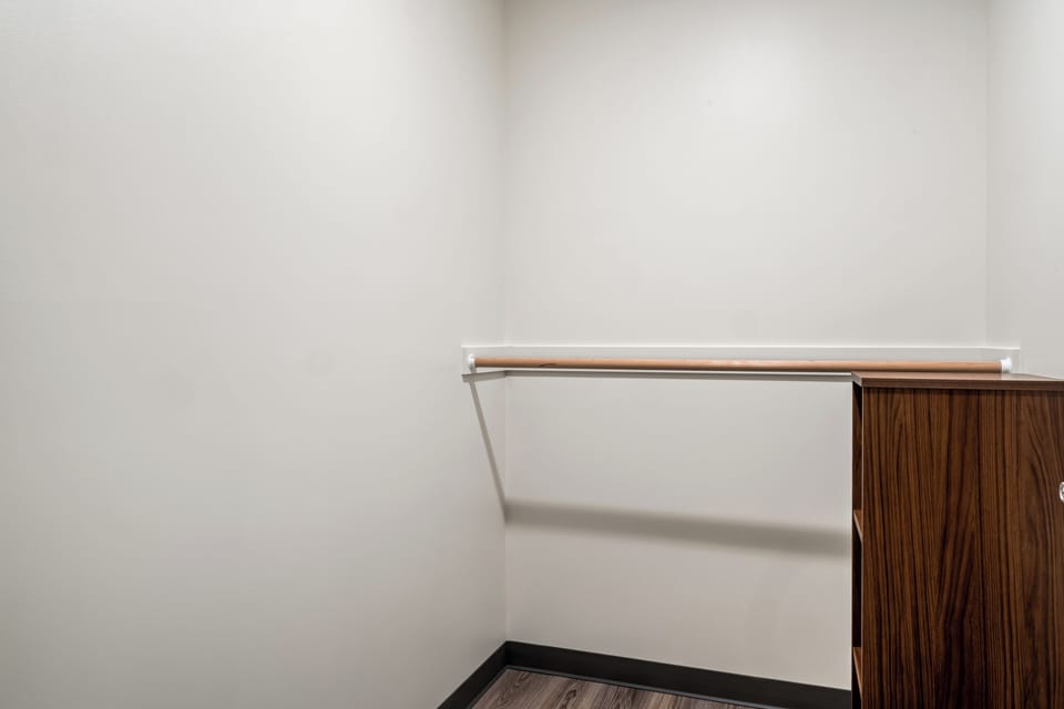 Suite, 1 King Bed, Roll-in Shower, Non Smoking | Wardrobe