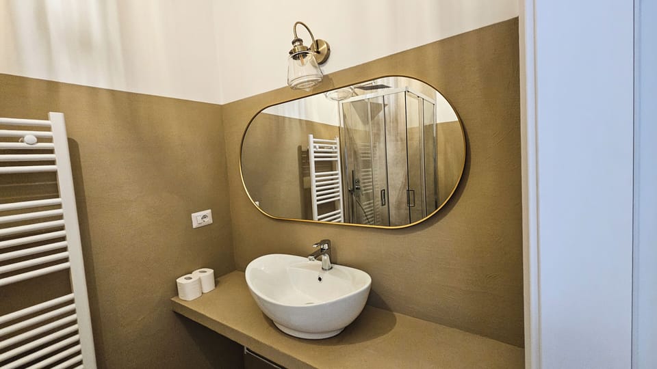 Camera Lusso Leone | Bathroom | Shower, hair dryer, towels, toilet paper