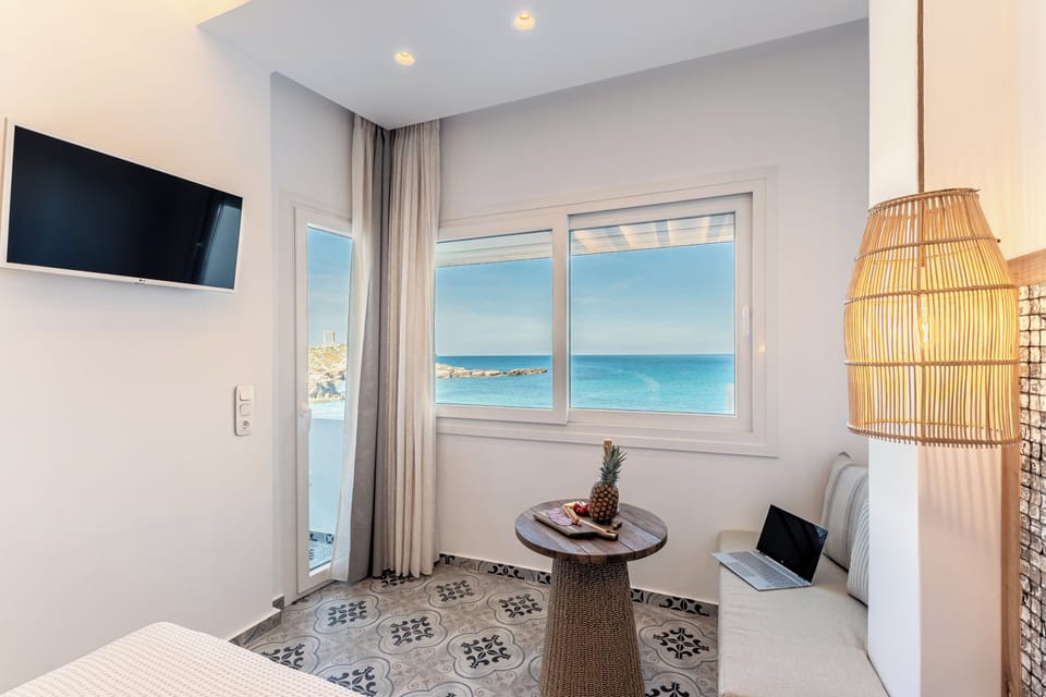 Deluxe Suite, Balcony, Sea View | 1 bedroom, in-room safe, laptop workspace, soundproofing