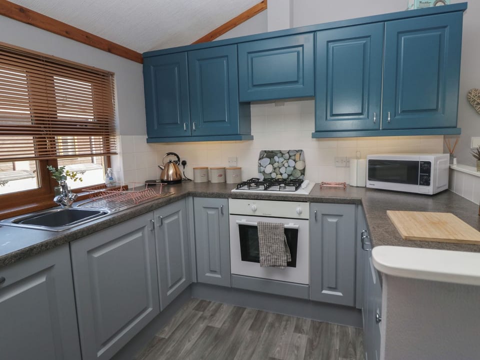 Cottage | Private kitchen | Fridge, microwave, dishwasher, cookware/dishes/utensils
