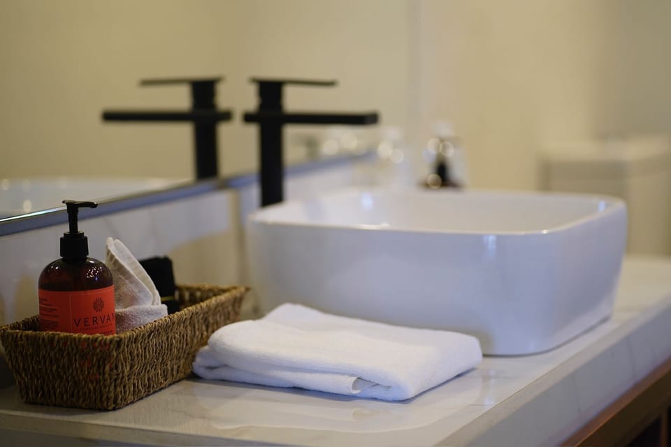 Gallery Room, 1 King Bed with Sofa bed, Air conditioning, City View | Bathroom