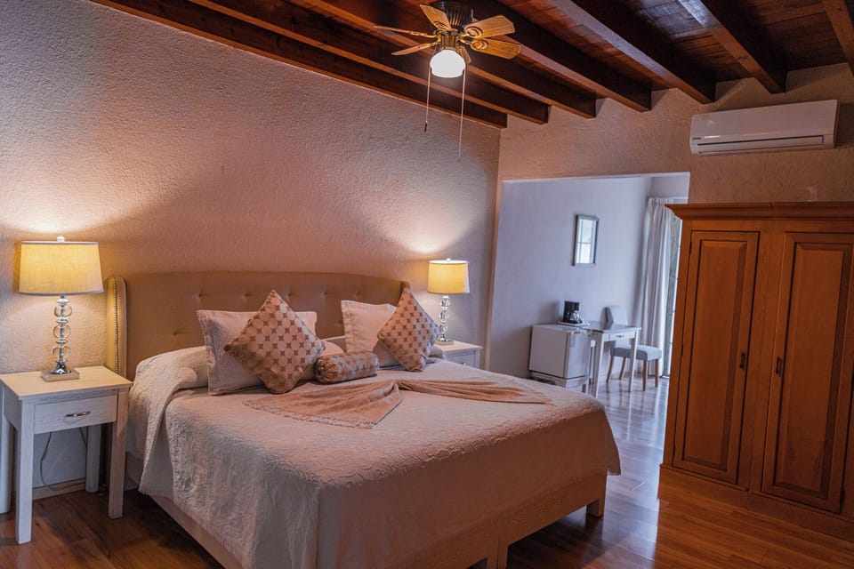 Romantic Room, 1 King Bed, Air conditioning | Premium bedding, minibar, in-room safe, individually decorated