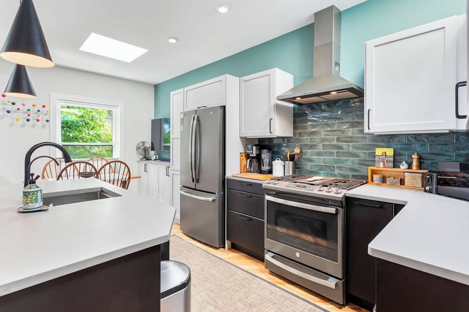 Full chef's kitchen with sharp knives and everything you need.