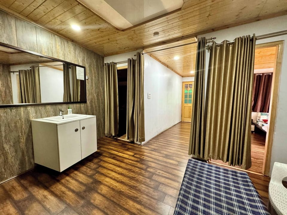 Room, 4 Bedrooms, Smoking, Balcony | Bathroom
