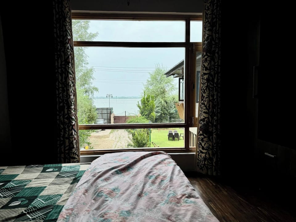 Room, 4 Bedrooms, Smoking, Balcony | 4 bedrooms