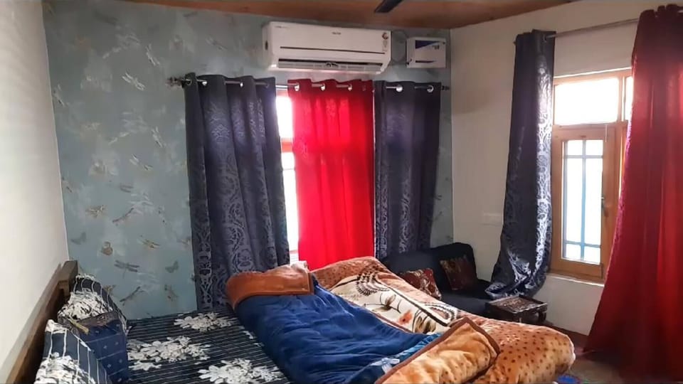Room, 4 Bedrooms, Smoking, Balcony | 4 bedrooms