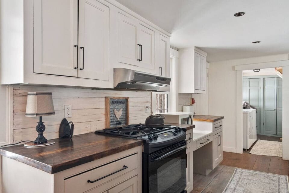 Charming kitchen with everything you need to feel at home.