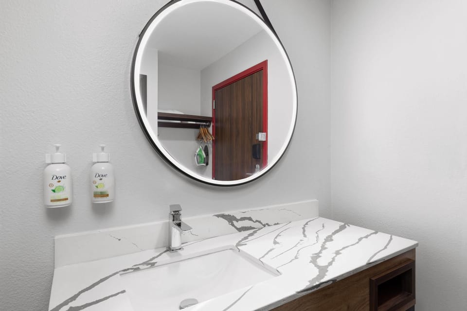 Room, 1 King Bed, Non Smoking | Bathroom