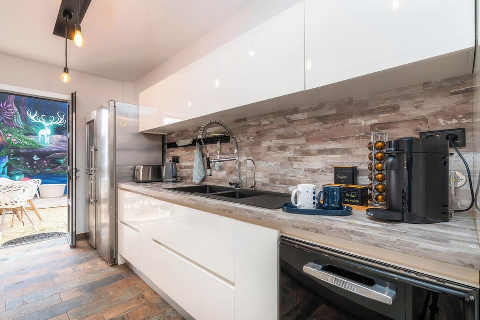 Full-size fridge, microwave, oven, dishwasher