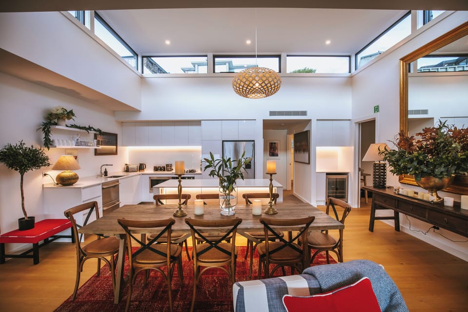 Luxury Apartment, Lake View | Dining room