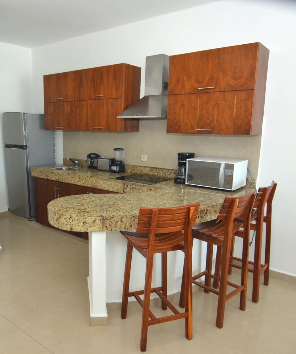 Deluxe Apartment, Balcony | Private kitchen | Fridge, microwave, cookware/dishes/utensils