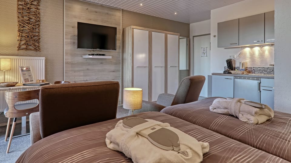 Basic Room, 1 Double Bed, Non Smoking | In-room safe, blackout drapes, free WiFi, bed sheets