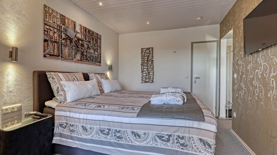 Basic Suite, 1 Double Bed, Non Smoking | In-room safe, blackout drapes, WiFi (free), bed sheets