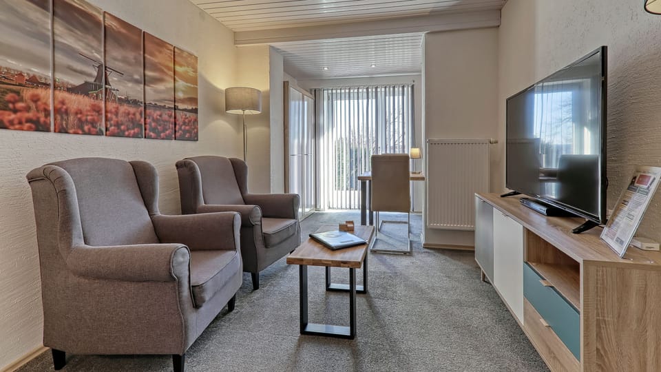 Basic Suite, 1 Double Bed, Non Smoking | Living area
