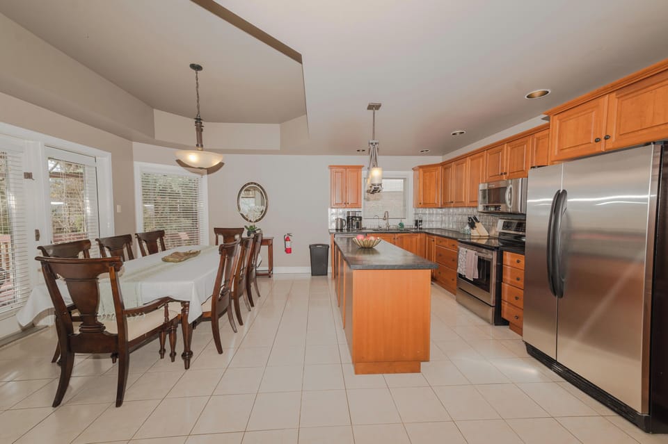 Full kitchen with 8 seat dining set
