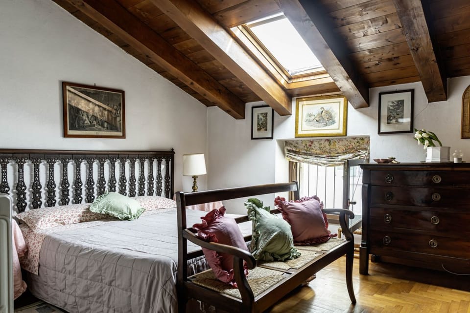 GuestHost - Large apartment with an ancient and romantic flavor of 198 sqm, ideal for 5 people, located on three floors of a renovated period building from 1990 with a lift (stairs to access it). The accommodation is located in the historic center and en Apartment in Verona