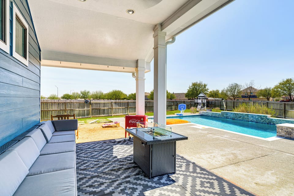 Patio | Propane Fire Pit | Bluetooth Speaker System